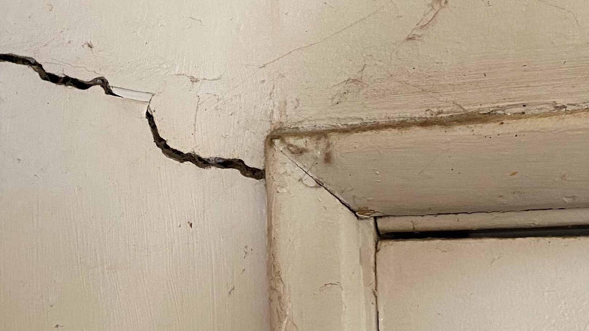 10 Common Types of Ceiling Cracks with Pictures Explained