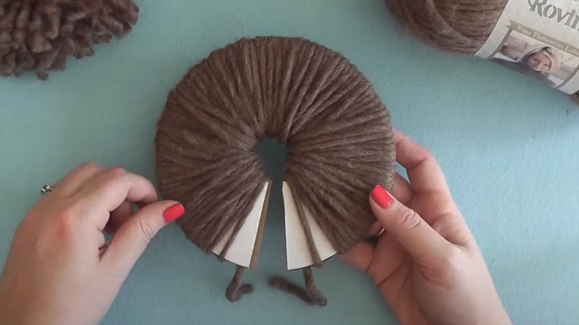 Step_3_Wrap_the_Yarn_Around_the_Discs