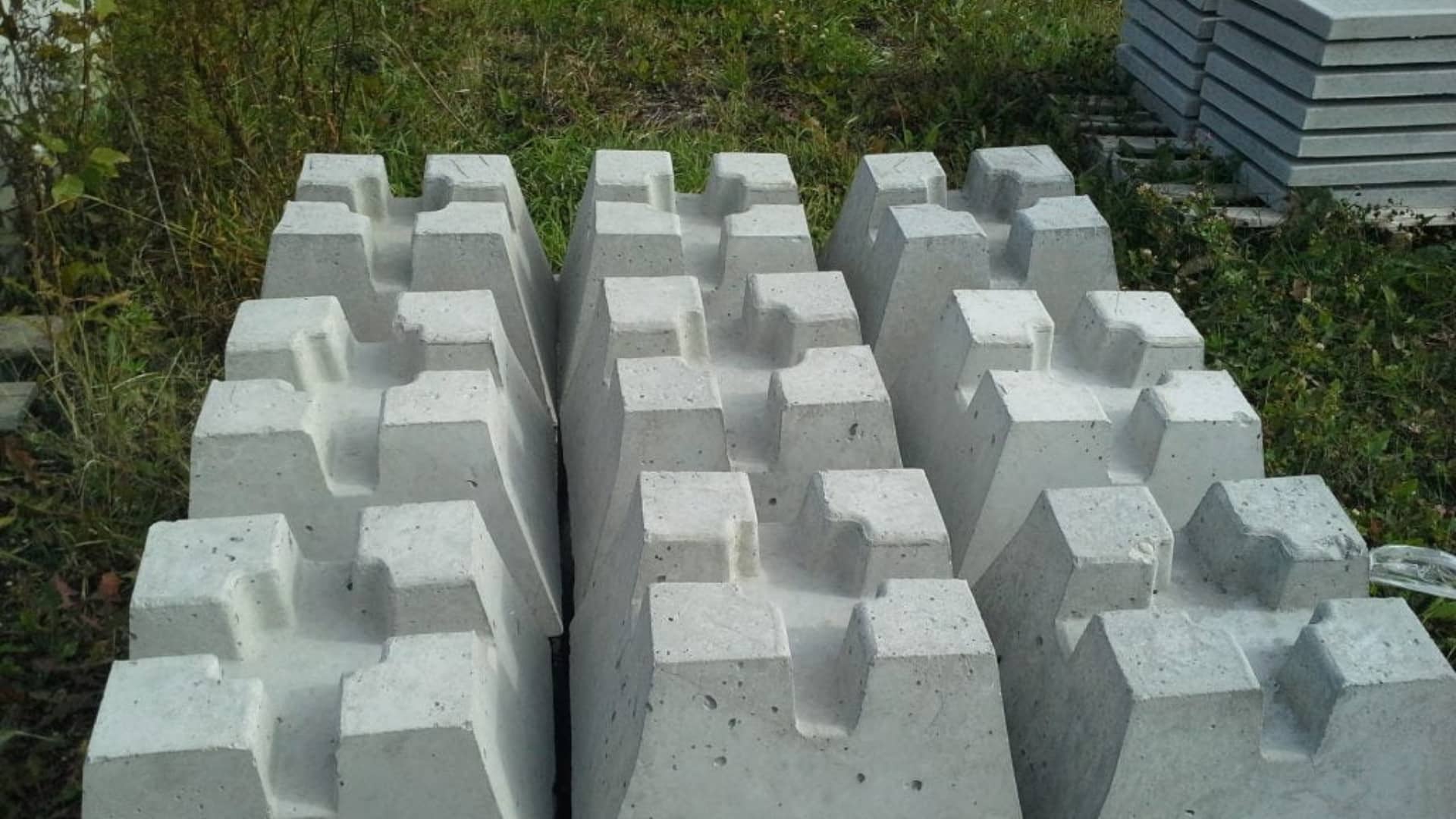 What are Concrete Deck Blocks